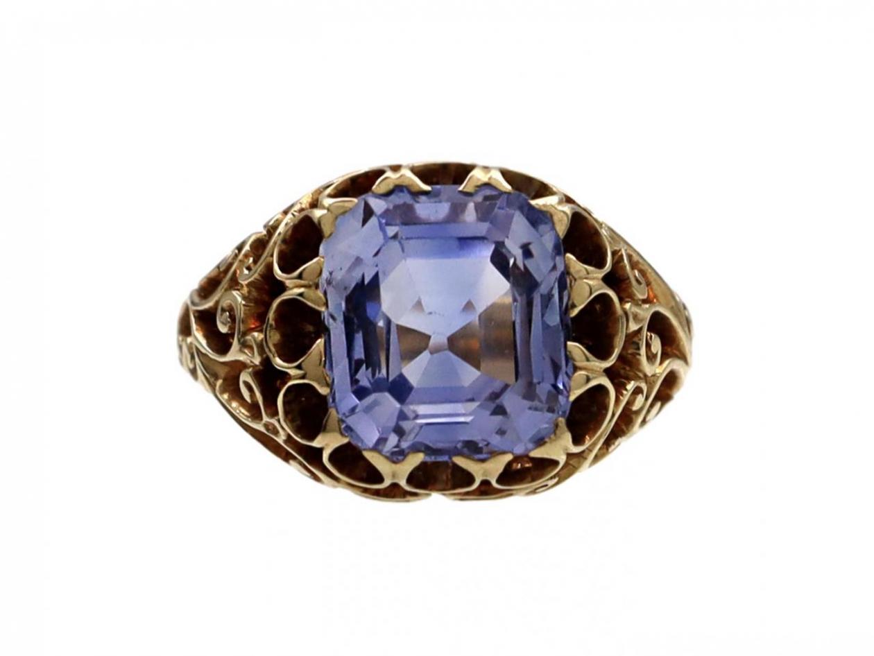 Antique Pastel Purple Sapphire Ring in 18kt Yellow Gold