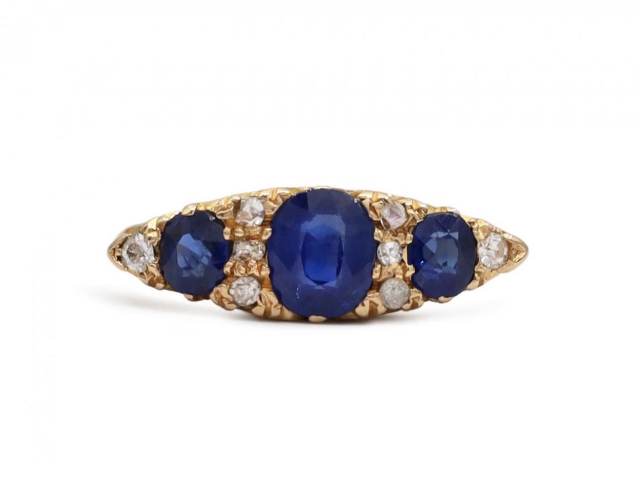 1902 sapphire three stone carved ring in 18kt yellow gold