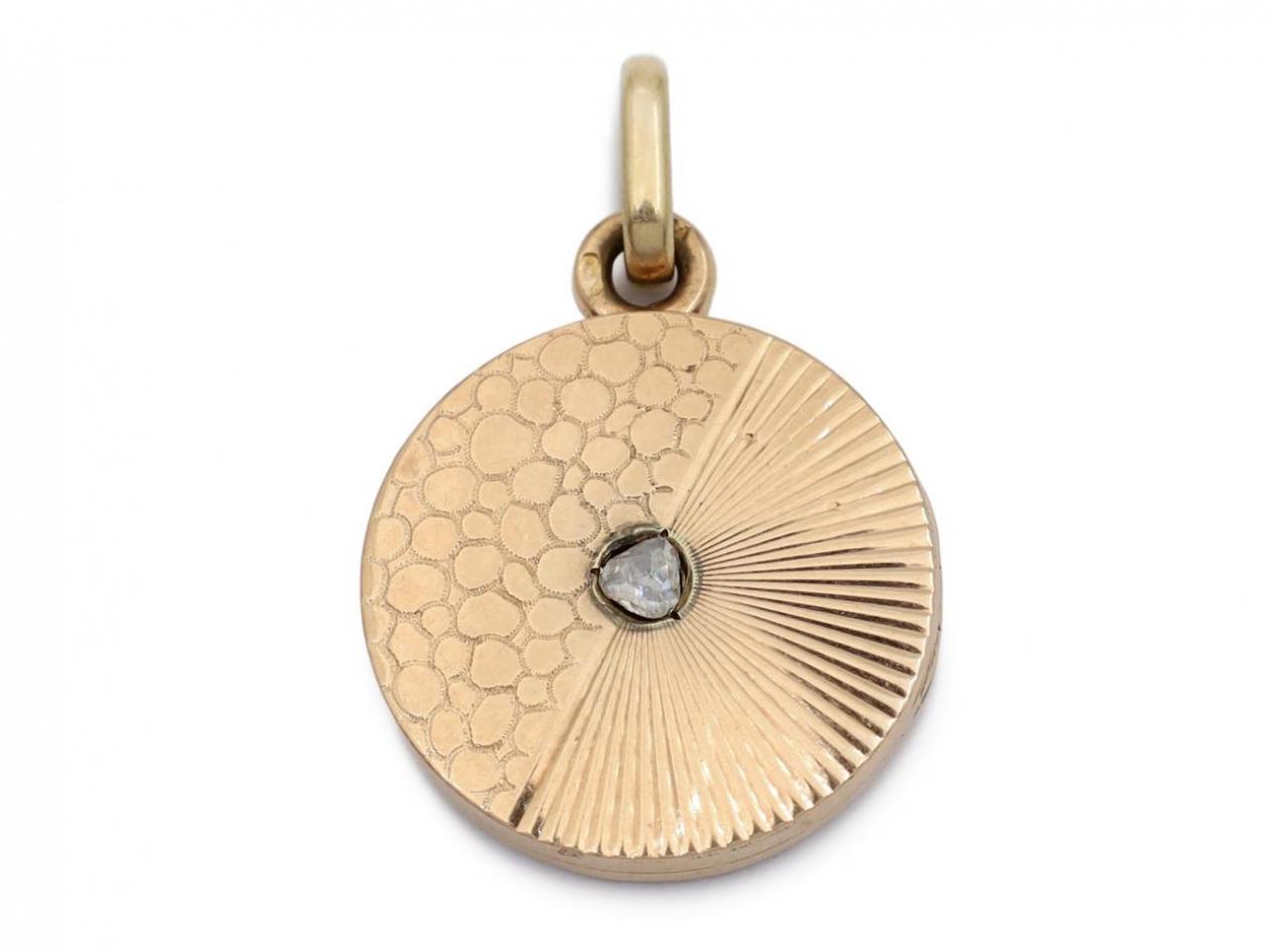 Antique half ribbed and patterned circular locket in 14kt yellow gold