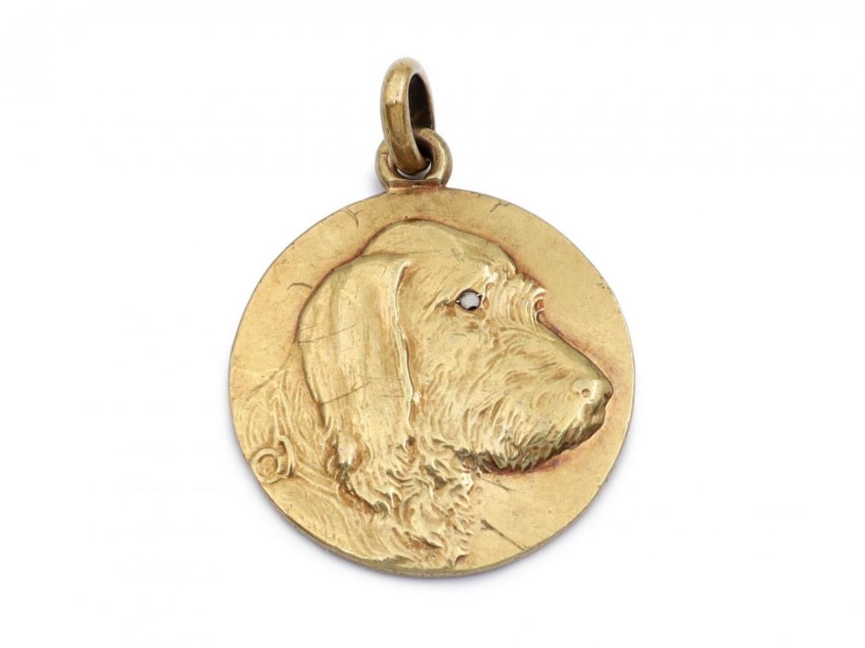 Antique hunting dog medal pendant in 18kt gold